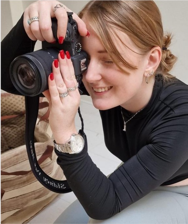 Sidney van Meer aan het werk achter de camera